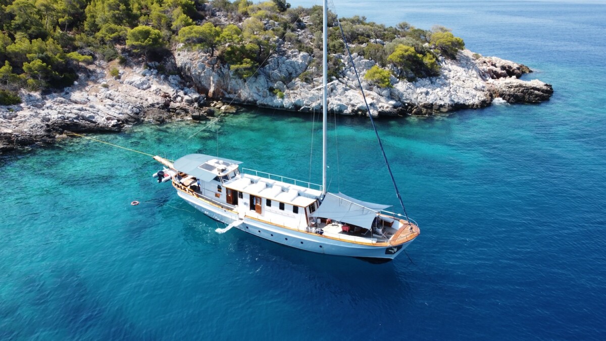 Cosmos yacht Charter in Greece